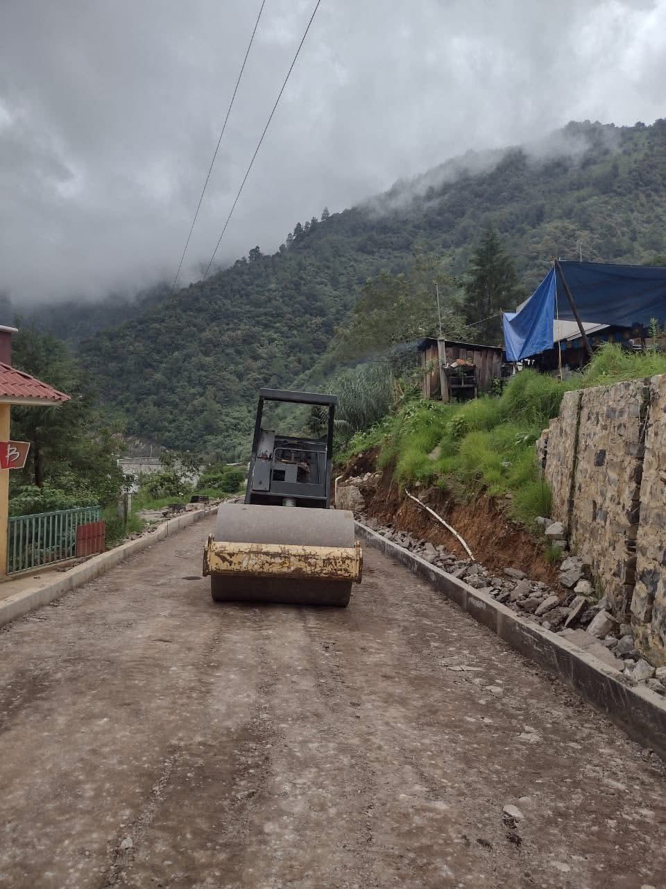 se continúan los trabajos de pavimentación con concreto hidráulico
