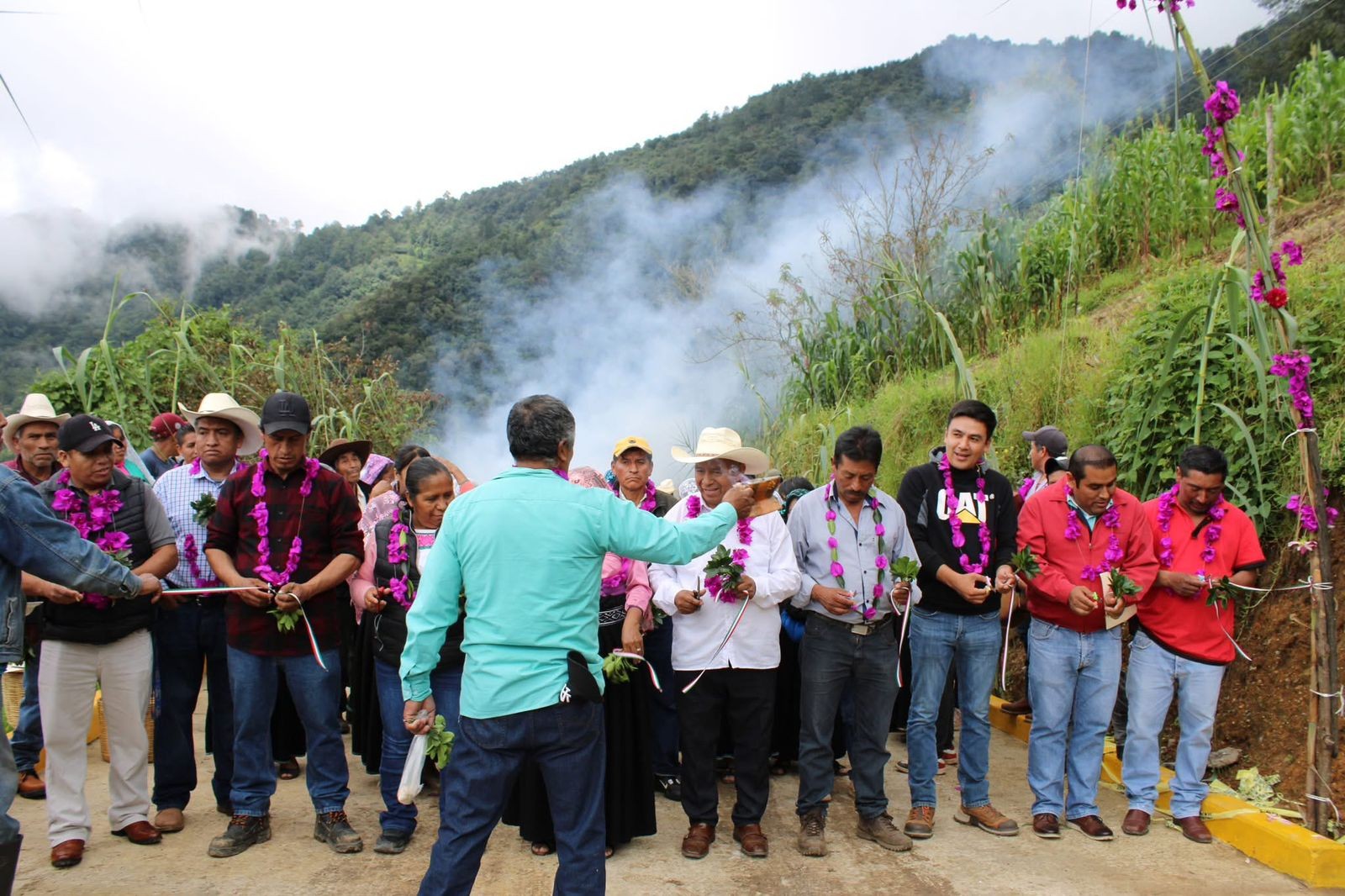 encabeza el Presidente Municipal C. Nazario Zempoalteco Rubio, en compañía de regidores del Honorable Cabildo y la Dirección de Obras Públicas