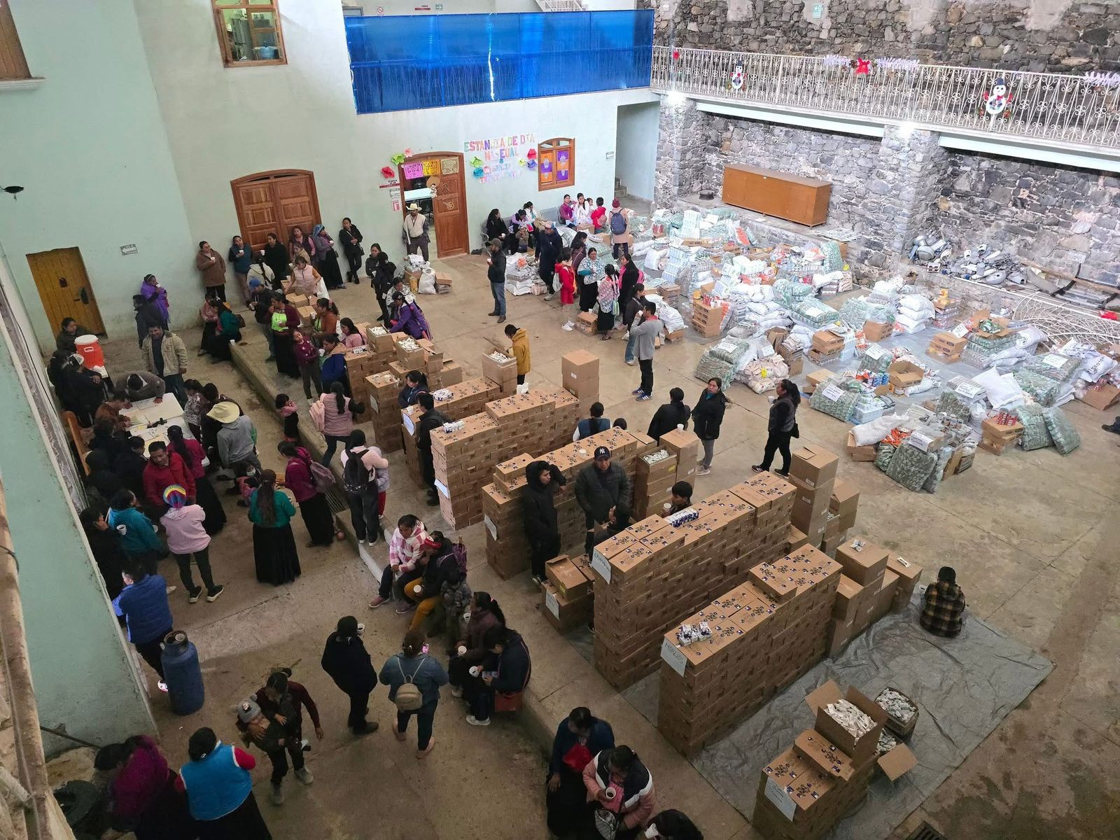 El día de hoy, el Sistema Municipal DIF llevó a cabo la entrega de despensas y dotaciones de leche destinadas a los desayunadores escolares