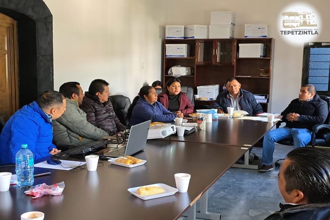 reunión de trabajo impartida por el Mtro. Mario Miguel Aguilar Castro