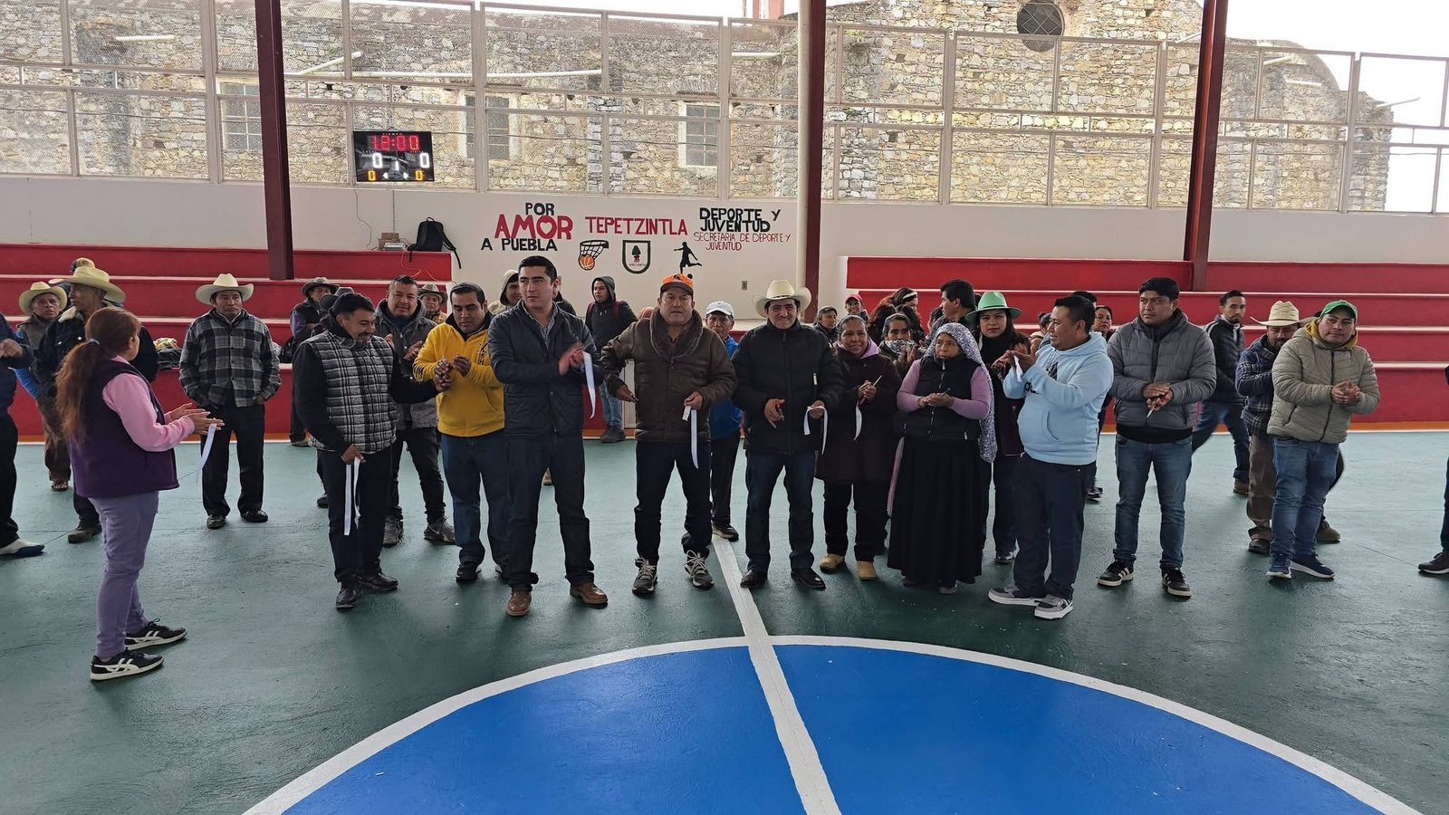 entrega de la obra comunitaria destinada al mejoramiento de la cancha de básquetbol en la cabecera municipal