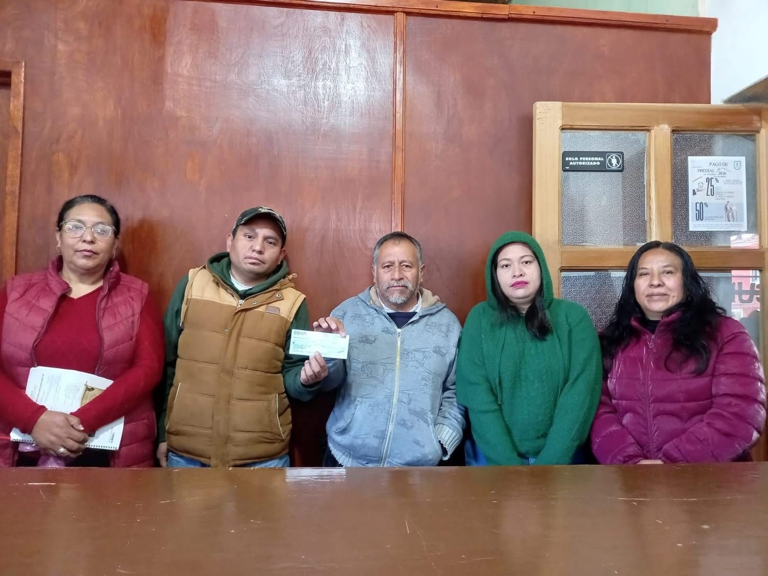 realizó la entrega de apoyo económico mediante cheque para la realización de la fiesta patronal de la Junta Auxiliar de Tlamanca de Hernández