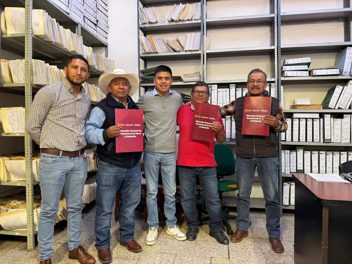 entrega de títulos del Programa de Regularización de Predios, beneficiando a familias del municipio al otorgarles certeza jurídica sobre su patrimonio.