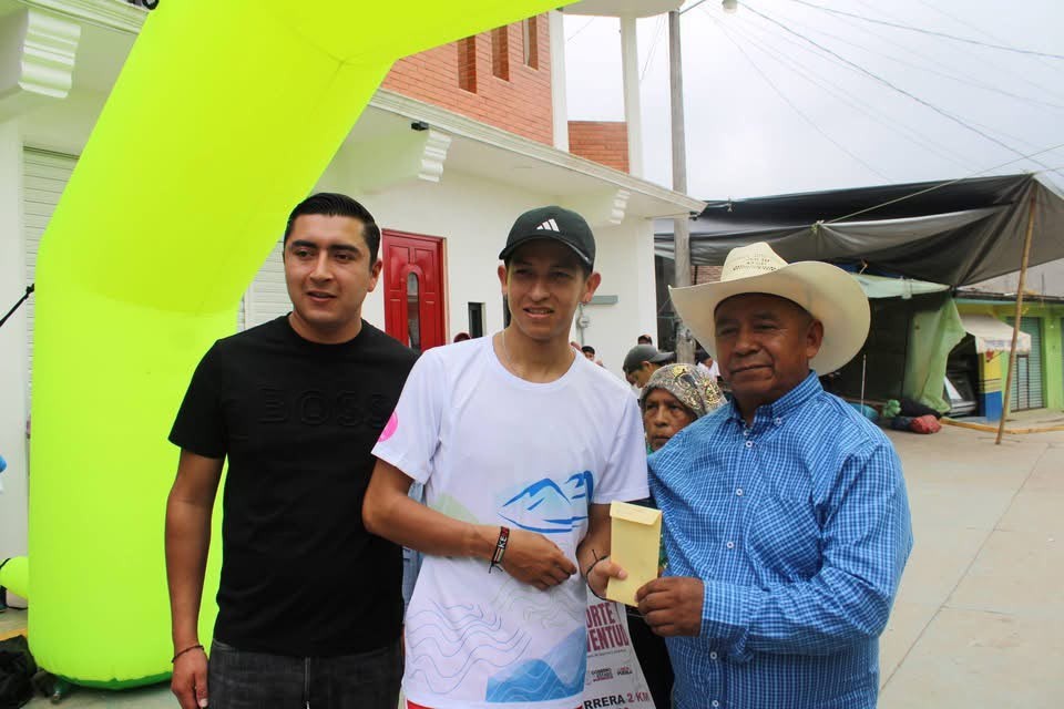 Así se llevó a cabo la Gran Carrera de 2 Kilómetros, donde las y los participantes demostraron esfuerzo, resistencia y espíritu deportivo en una emocionante jornada atlética.