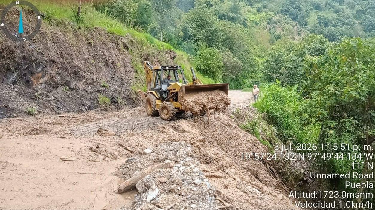Derivado de las fuertes lluvias registradas, se presentó un deslave que obstruyó el acceso a la comunidad de Tecpa.