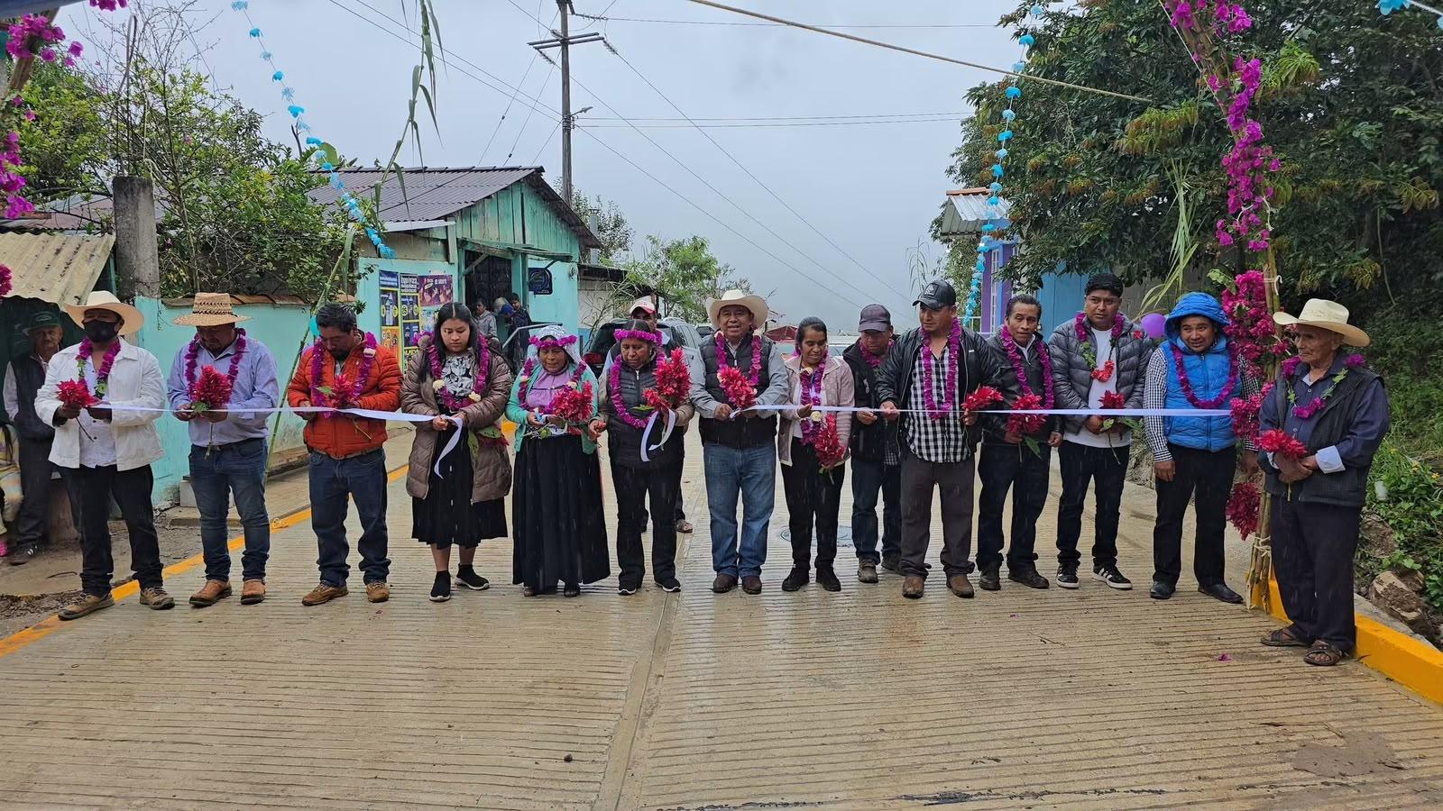 Inauguración de la pavimentación con concreto hidráulico en el barrio de Tlaxcalantongo, localidad de Tempextla.